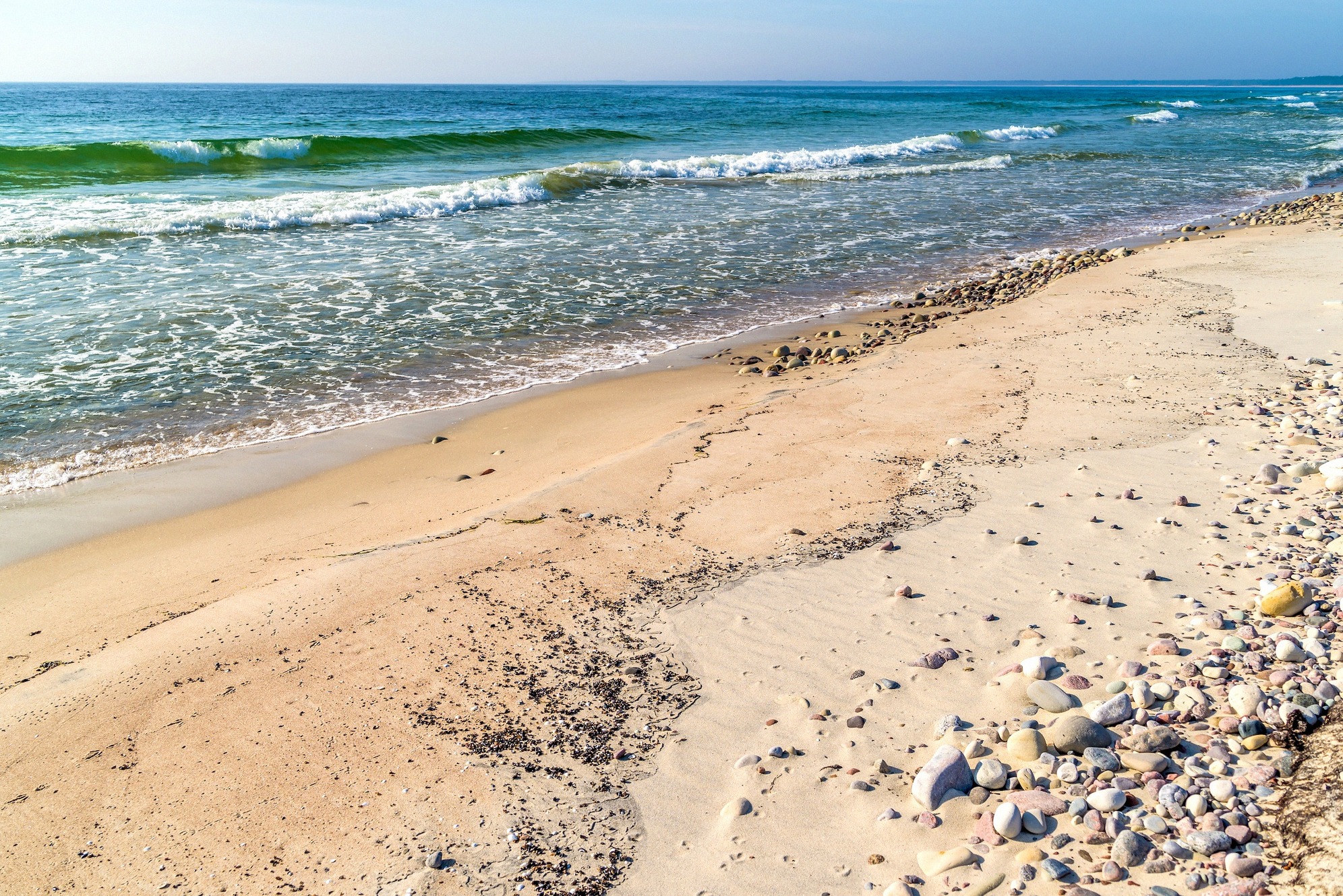 Polierte Kalksteinen und feiner Sand an der Östküste, naturschutzgebiet mit feinen Strandsand.