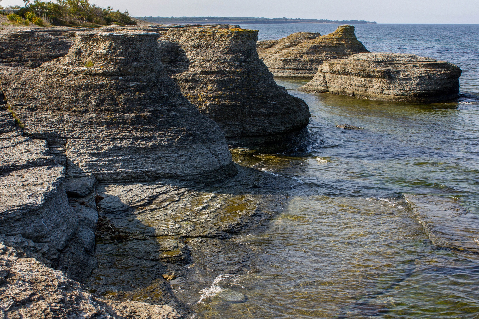 Imposante Kalksteinformationen und Raukar - charakteristische Steingebilde der Öland-Küste bei Byrum.